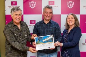 Proprietários do Observatório Ornitológico, Carlos Amaral e Elisabeth Gebauer, recebem o certificado do prefeito de Piraquara, Josimar Fróes (ao centro)
