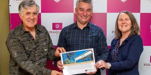 Proprietários do Observatório Ornitológico, Carlos Amaral e Elisabeth Gebauer, recebem o certificado do prefeito de Piraquara, Josimar Fróes (ao centro)